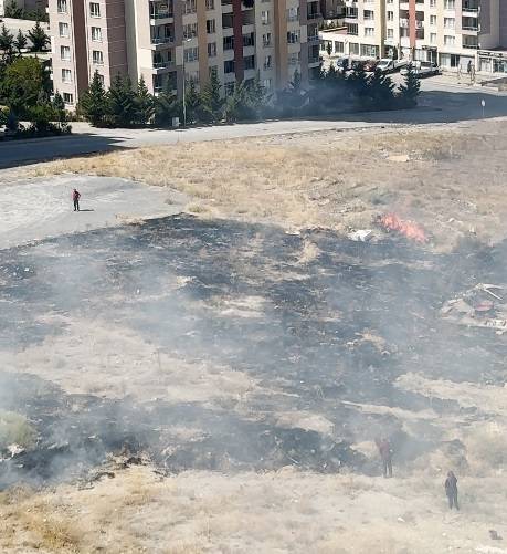 İtfaiye alevlerle savaştı! Kadın pes etmedi: Hiç durmadan salçasını karıştırdı