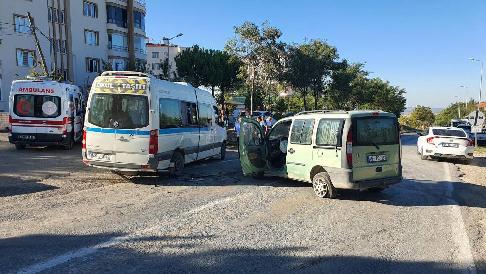 Manisa’da servis faciası! Öğrenciler ölümden döndü
