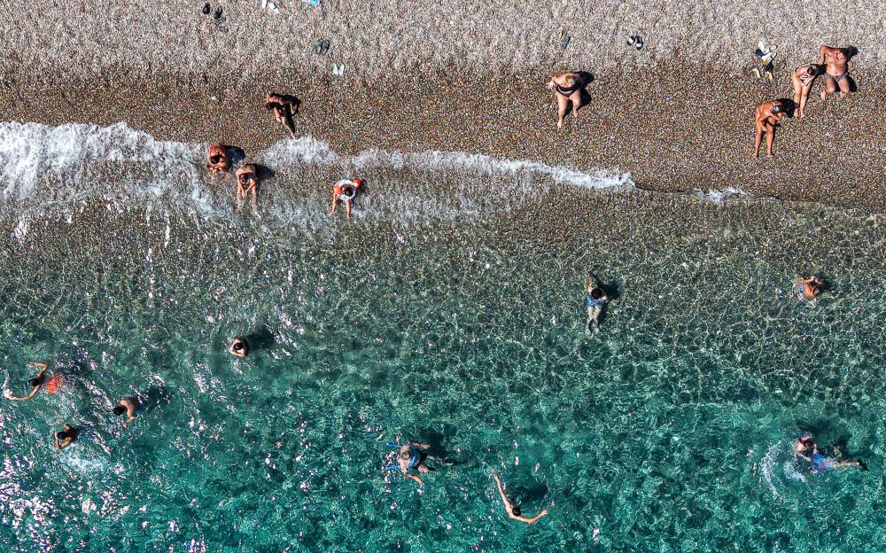 Tatilin son günlerinde Antalya sahilleri doldu