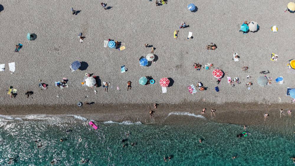 Tatilin son günlerinde Antalya sahilleri doldu