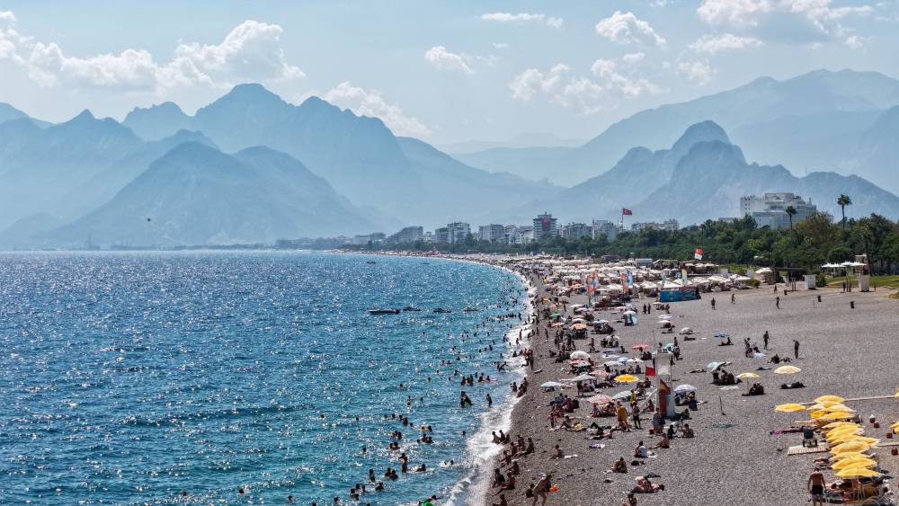 Tatilin son günlerinde Antalya sahilleri doldu