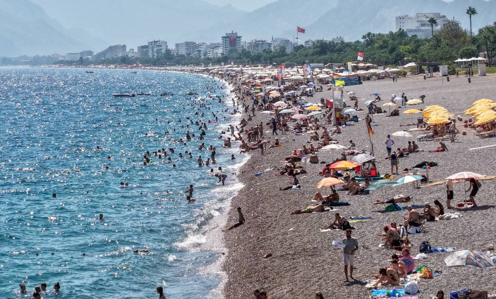 Tatilin son günlerinde Antalya sahilleri doldu