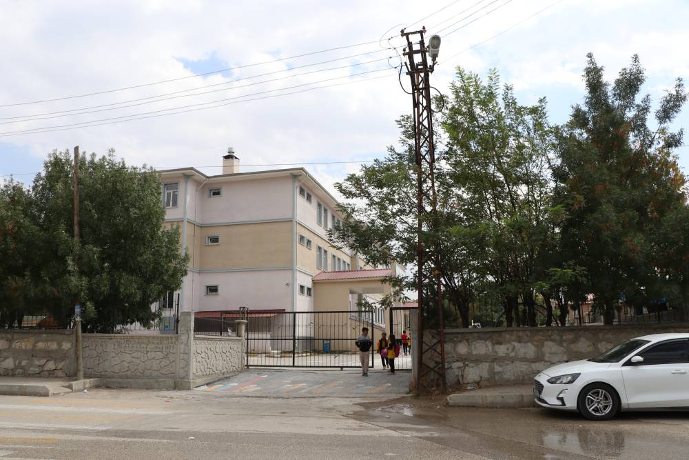 Van’da okul basan genç 2 öğretmeni sınıfta bıçakladı! Çığlık sesleri eğitim yuvasında yankılandı: Öğrencilerin gözleri önünde oldu