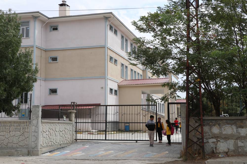 Van’da okul basan genç 2 öğretmeni sınıfta bıçakladı! Çığlık sesleri eğitim yuvasında yankılandı: Öğrencilerin gözleri önünde oldu