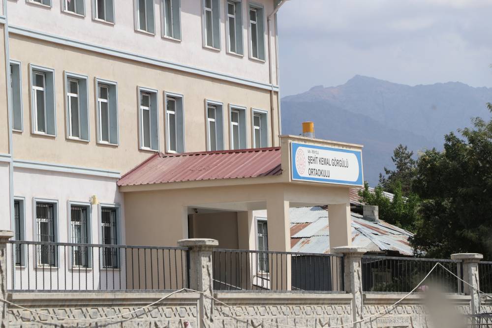 Van’da okul basan genç 2 öğretmeni sınıfta bıçakladı! Çığlık sesleri eğitim yuvasında yankılandı: Öğrencilerin gözleri önünde oldu