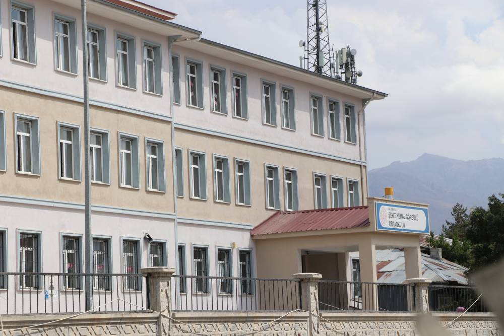 Van’da okul basan genç 2 öğretmeni sınıfta bıçakladı! Çığlık sesleri eğitim yuvasında yankılandı: Öğrencilerin gözleri önünde oldu