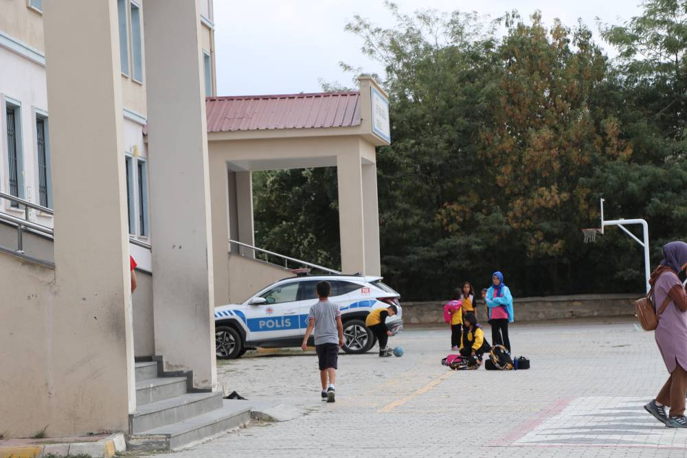 Van’da okul basan genç 2 öğretmeni sınıfta bıçakladı! Çığlık sesleri eğitim yuvasında yankılandı: Öğrencilerin gözleri önünde oldu