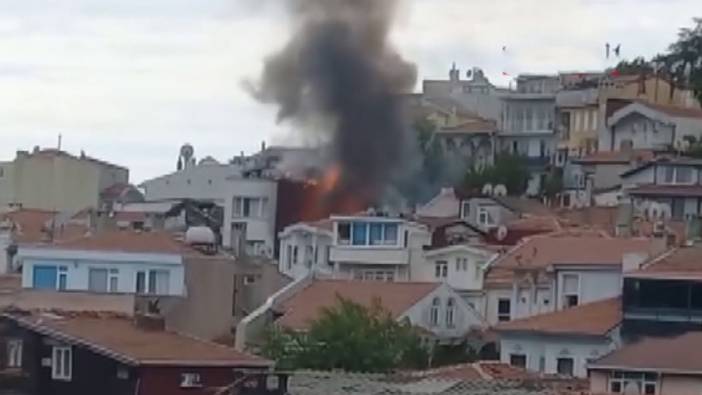 Sosyete semtinde 4 katlı ahşap bina yandı! Dumanlar Asya Yakası’ndan da görüldü