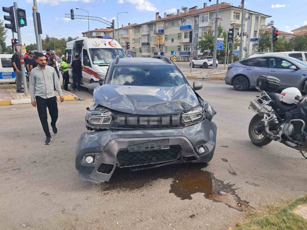 Elazığ’da minibüs ile otomobil çarpıştı: 5 yaralı!
