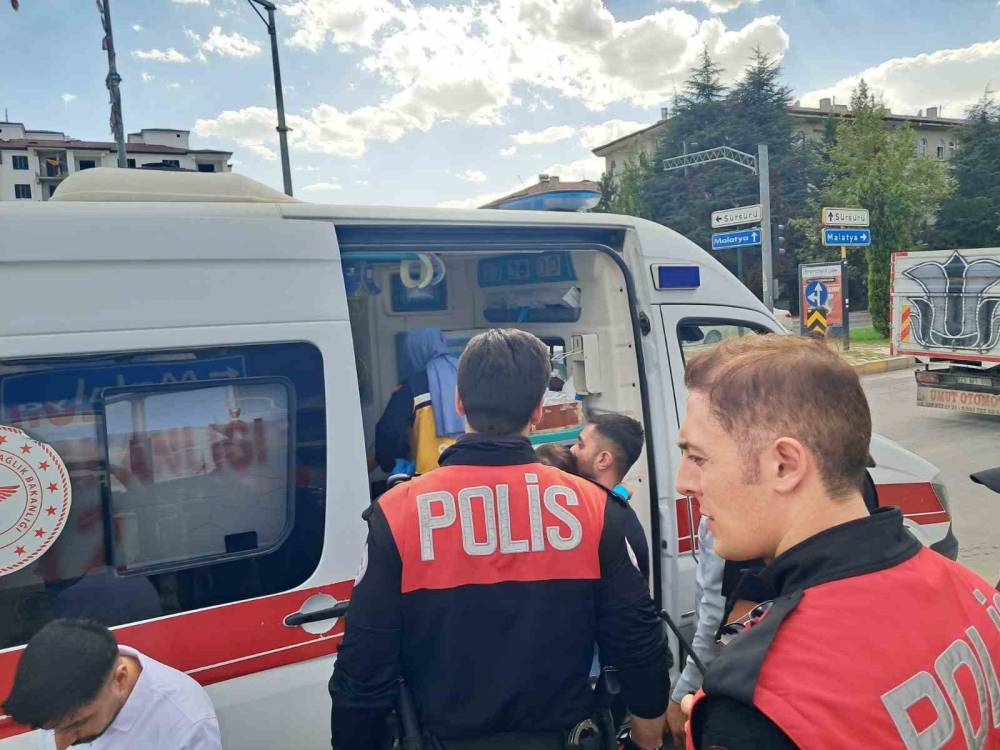 Elazığ’da minibüs ile otomobil çarpıştı: 5 yaralı!