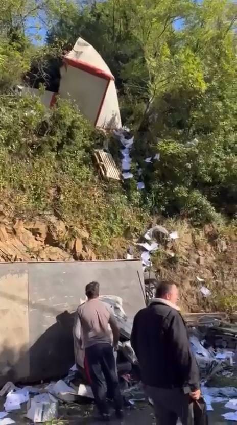 Kamyon savrulup alt yola uçtu! Sarıyer’de korkunç kaza