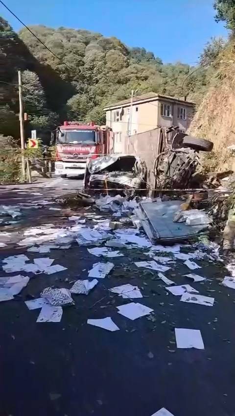 Kamyon savrulup alt yola uçtu! Sarıyer’de korkunç kaza