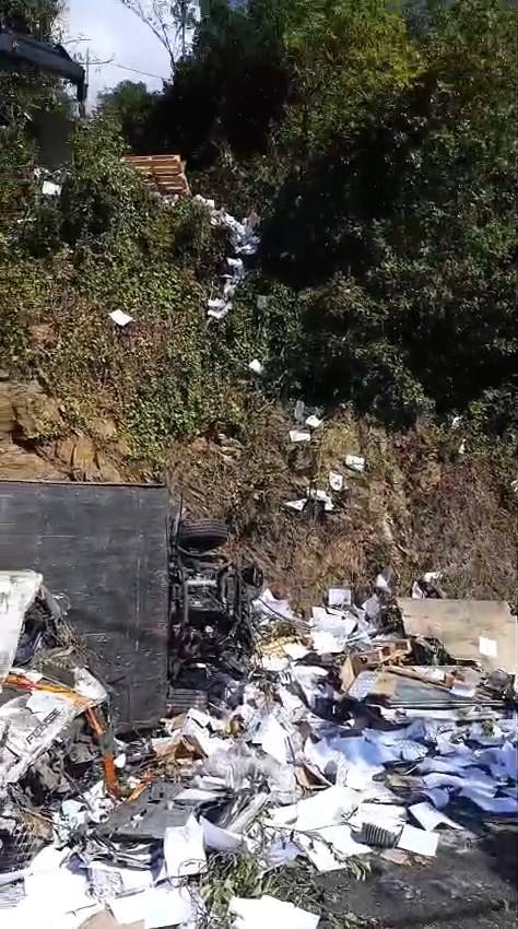 Kamyon savrulup alt yola uçtu! Sarıyer’de korkunç kaza