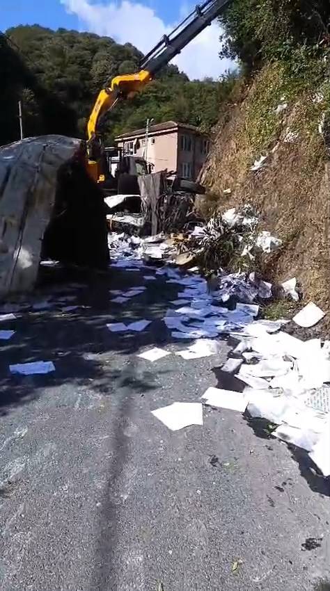 Kamyon savrulup alt yola uçtu! Sarıyer’de korkunç kaza