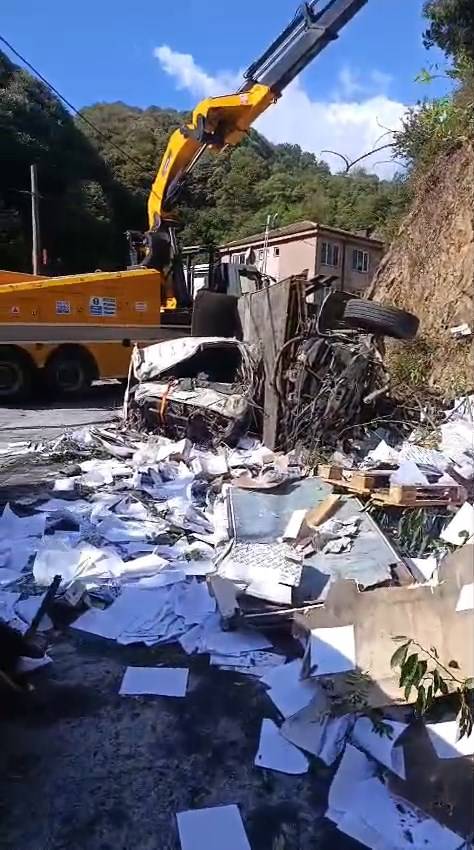 Kamyon savrulup alt yola uçtu! Sarıyer’de korkunç kaza