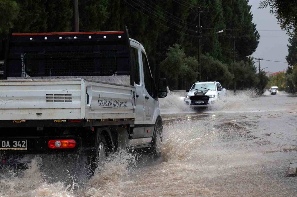 Muğla’da rekor yağış: Fethiye ve Seydikemer’de sokaklar sular altında kaldı!