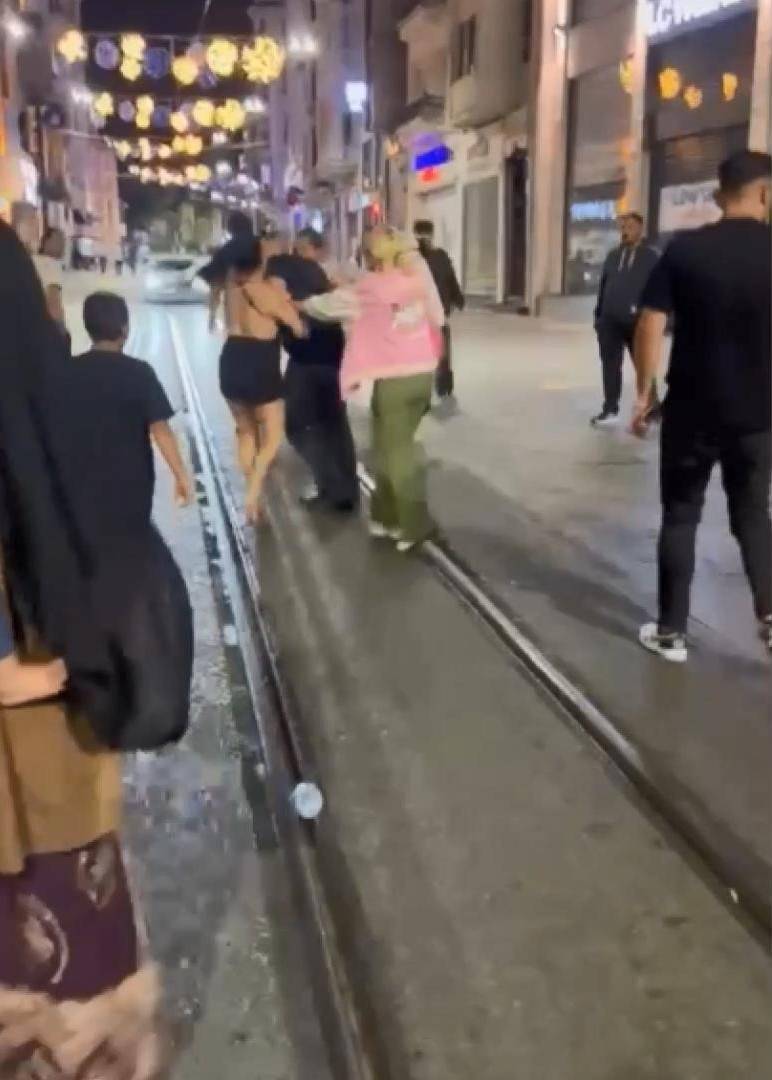 Sözlü tacize cevap yumrukla geldi! Ellerinden zor kurtuldu