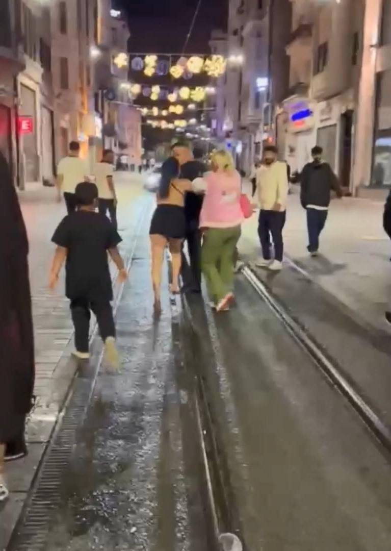 Sözlü tacize cevap yumrukla geldi! Ellerinden zor kurtuldu