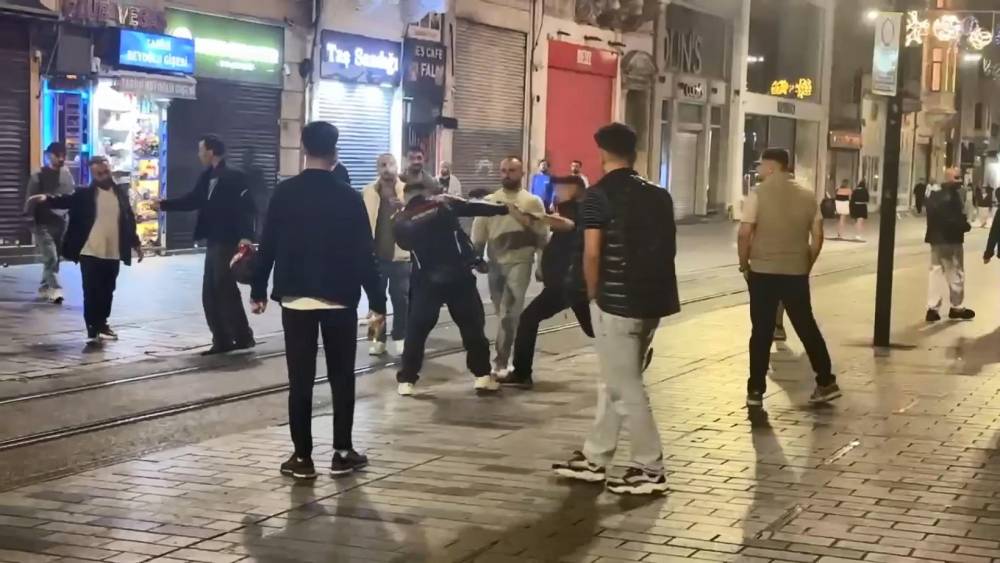 Sözlü tacize cevap yumrukla geldi! Ellerinden zor kurtuldu