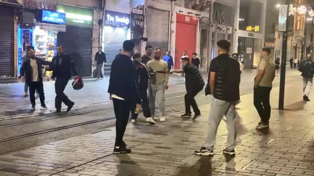 Sözlü tacize cevap yumrukla geldi! Ellerinden zor kurtuldu